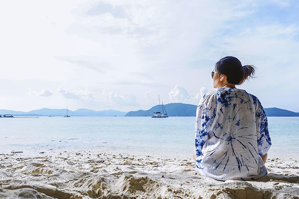妻子与他人聊天的深层含义：你该如何理